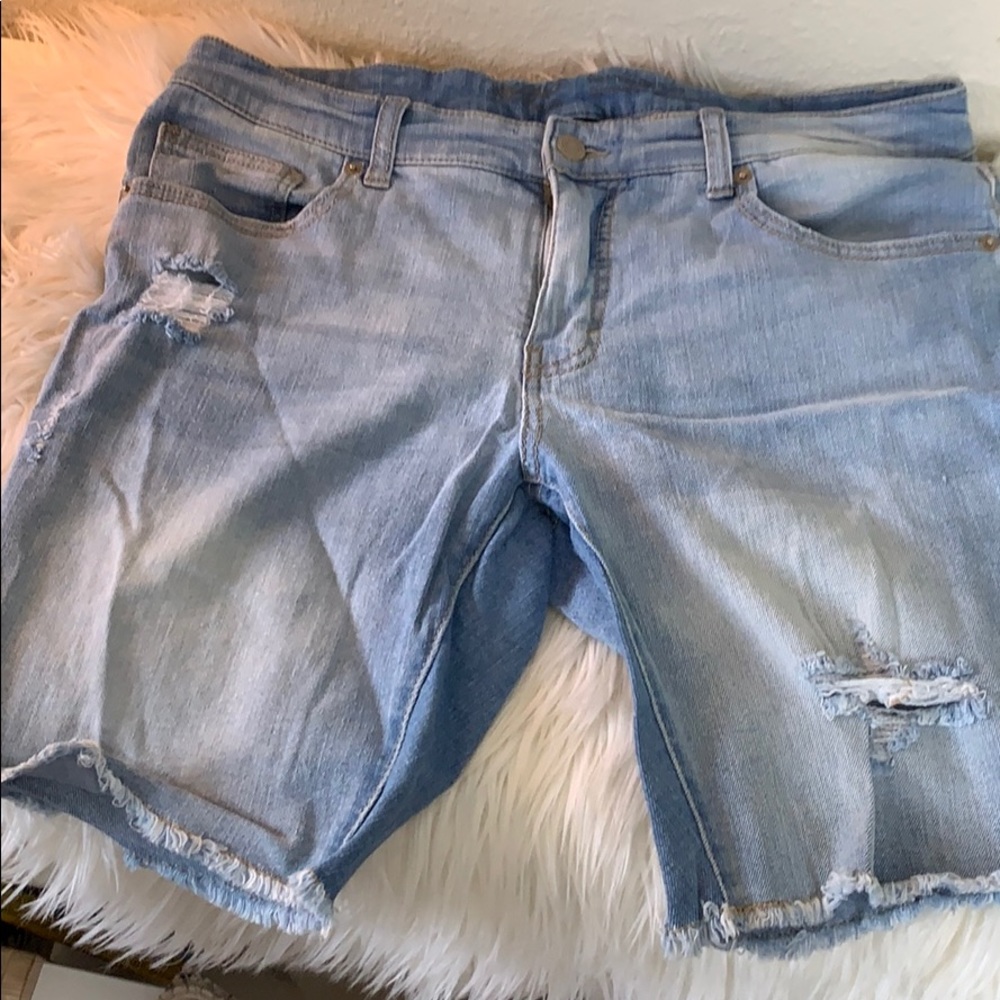Shorts - Picture 2 of 4